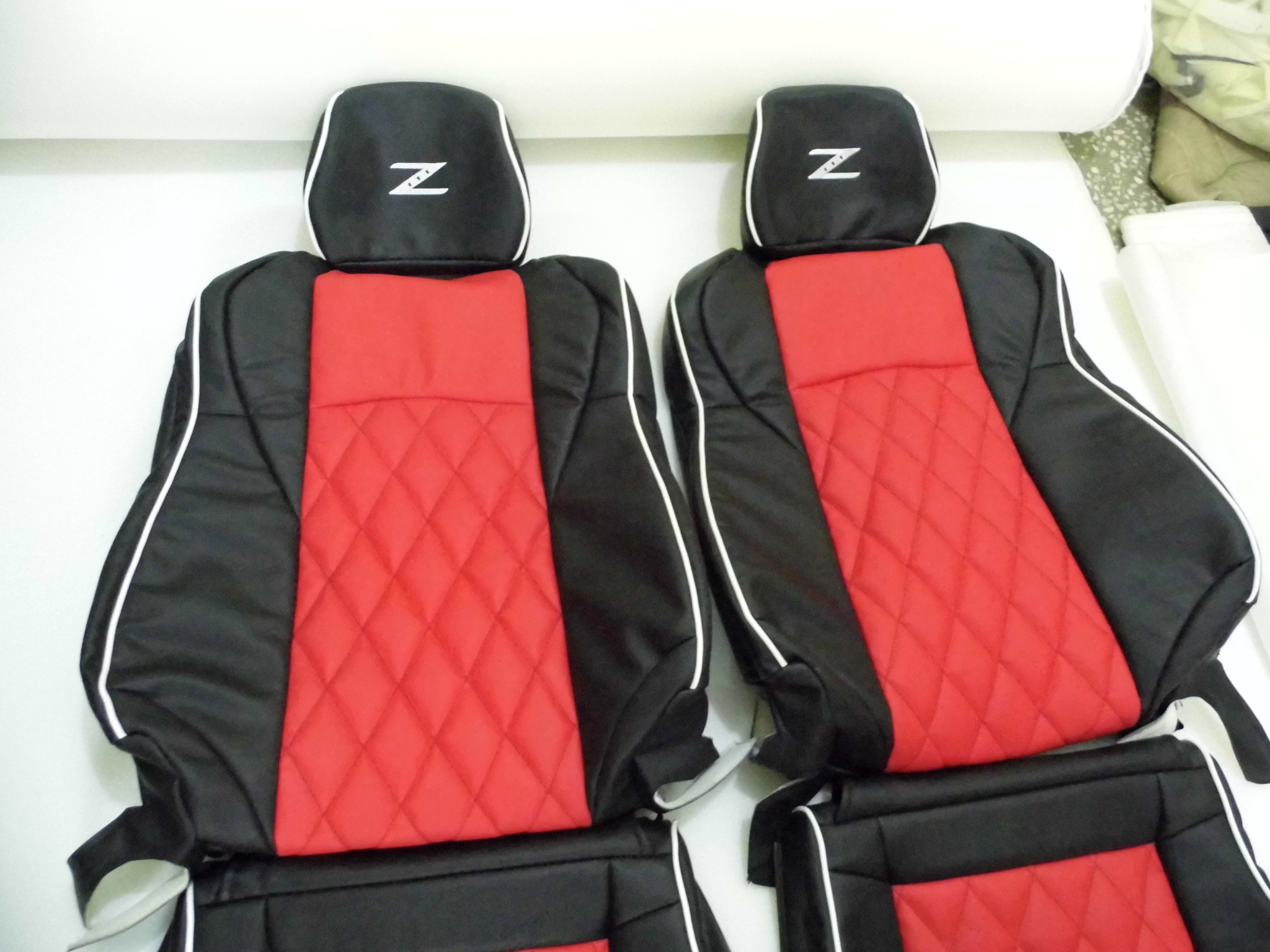NISSAN 350Z 200208 SYNTHETIC LEATHER SEAT COVERS BLACK/RED DIAMOND STITCHING Interior Innovation